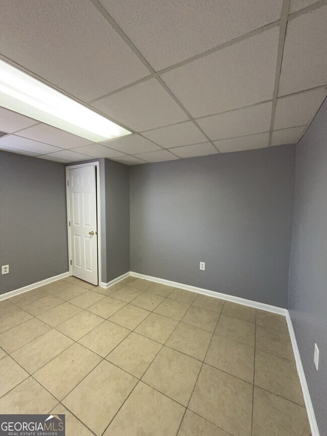 Building Photo - 1682 Charmeth Rd