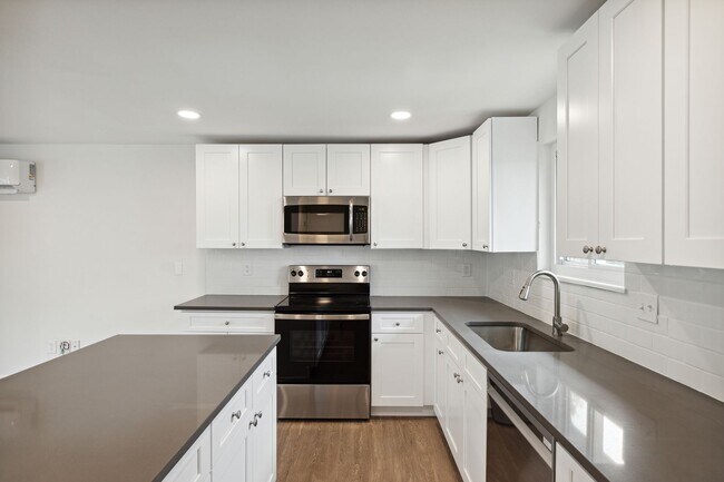 Building Photo - 1421 Spruce Ave