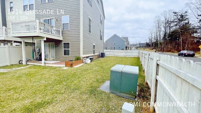 Building Photo - 3 Bed / 2.5 Bath Townhouse (Available 5/10...