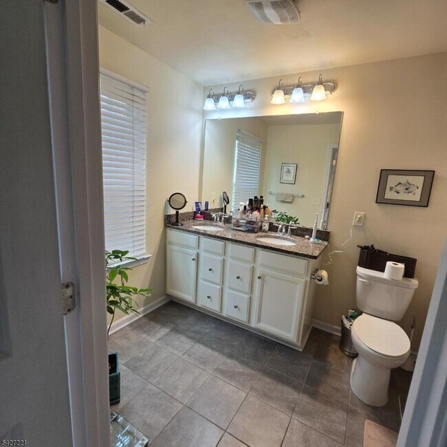 Building Photo - 76 Albert Ct