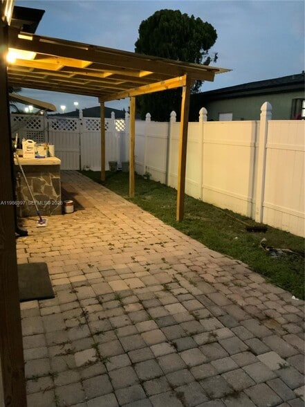 Building Photo - 11128 Median St