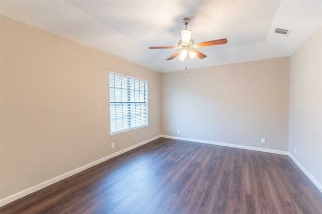 Building Photo - 328 Lake View Dr