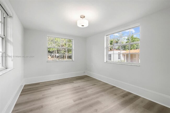 Building Photo - 1224 Country Club Prado