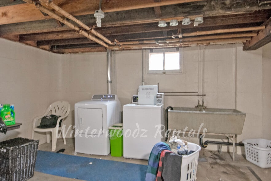 Building Photo - 1432 Porlier St