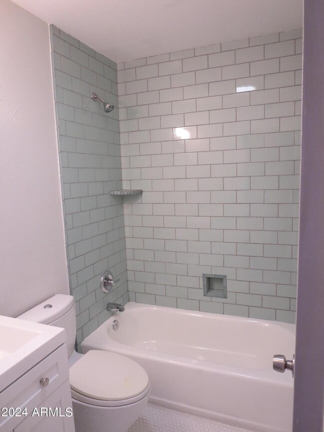 Building Photo - 1450 E Bethany Home Rd