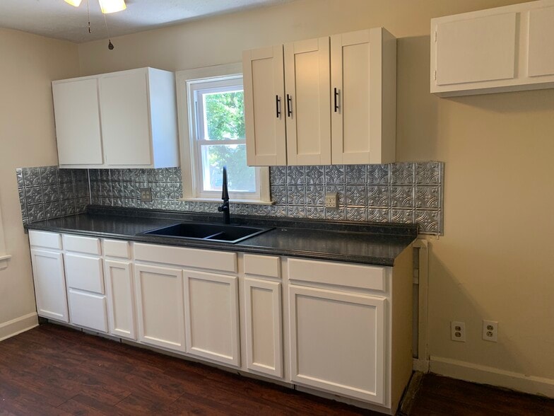 Building Photo - 1924 Maple Ave NE