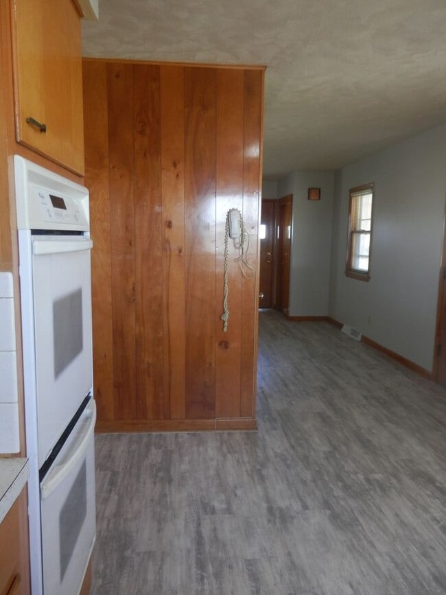 Building Photo - 3 Bed 2 Bath Farmhouse!