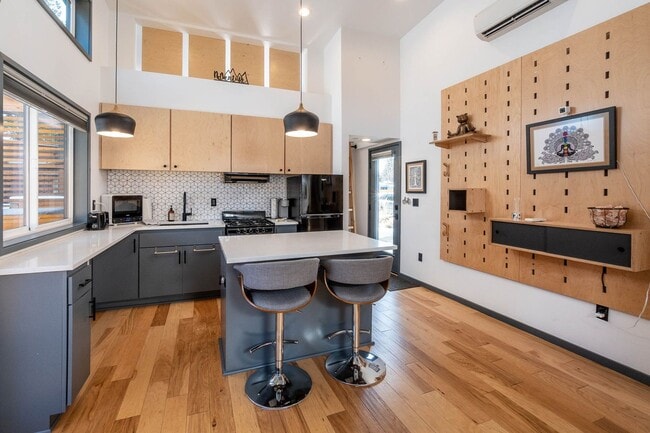 Building Photo - Hiatus Hideaway #3 - Close to Old Mill - Fully Furnished available Now