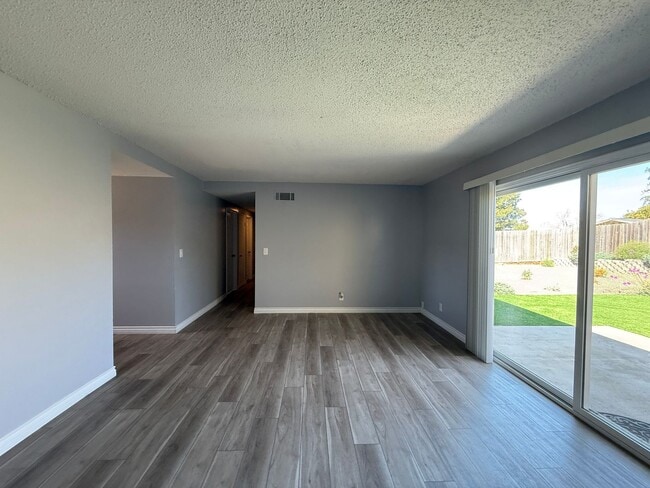 Building Photo - M12150