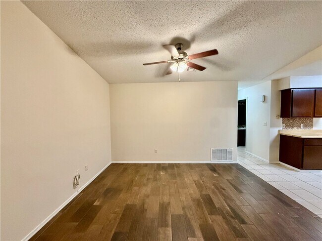 Building Photo - 930 N Century Dr