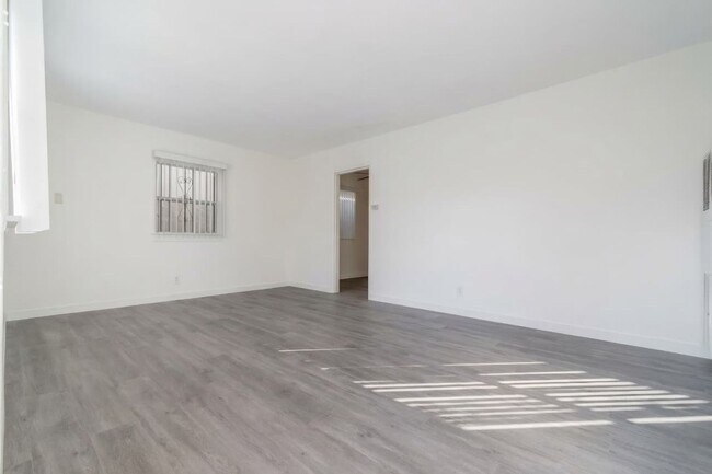 Building Photo - 1127 W 111th St