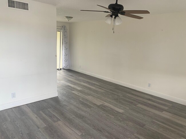 Building Photo - 4688 Oak Terrace Dr