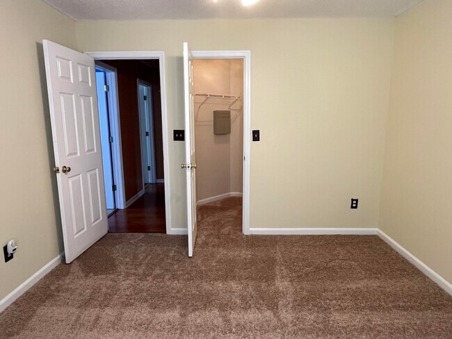 Building Photo - 4010 Nantucket Cir