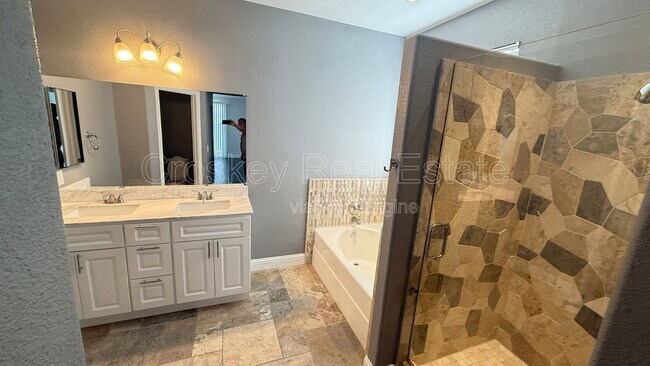 Building Photo - 328 Whispering Oaks Ct