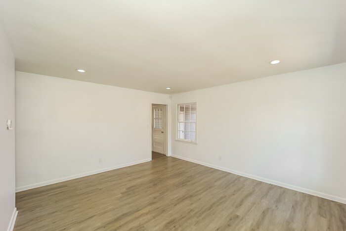 Building Photo - 6537 Bussell Way