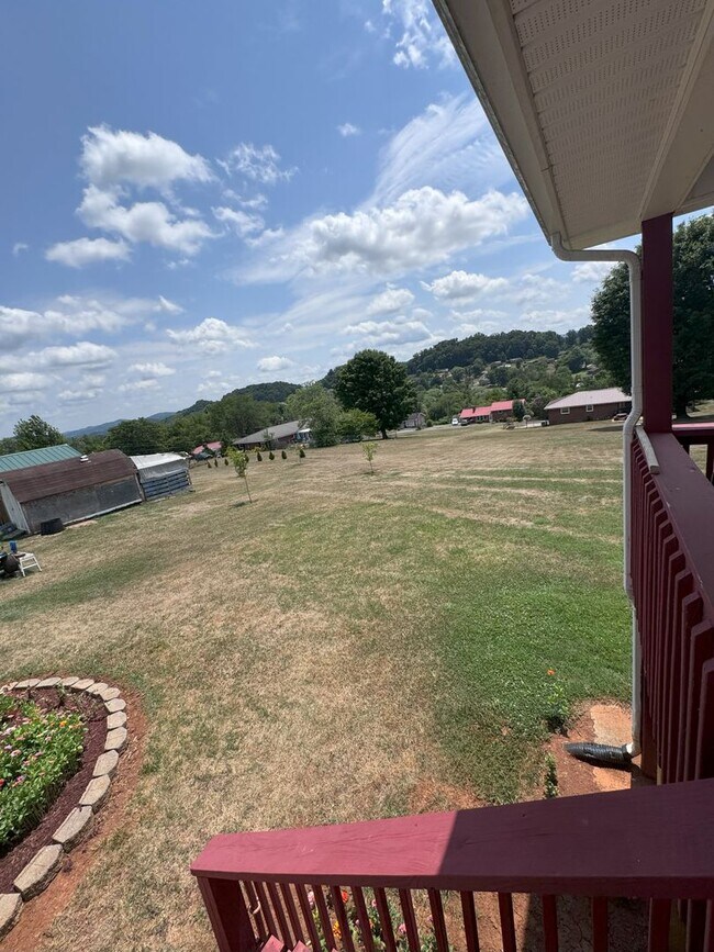 Building Photo - Single Level Home with a Great yard