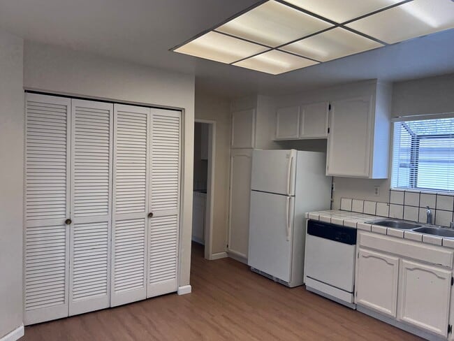 Building Photo - Large 3BR/2BA Townhouse, 2 Car Garage, Was...
