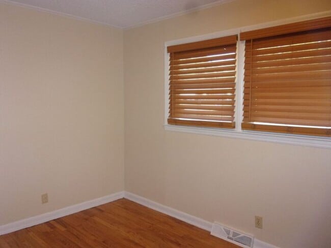 Building Photo - 3 Bedroom 2 Bath Beautifully Renovated Home in Lancaster