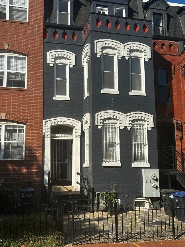 Building Photo - 814 5th St NE