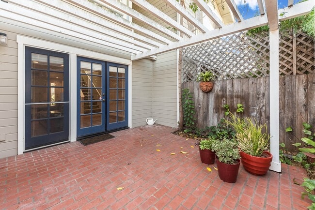 Building Photo - Spacious Downtown 2 bed/ 2.5 bath Condo - 2 blocks from Cottage!