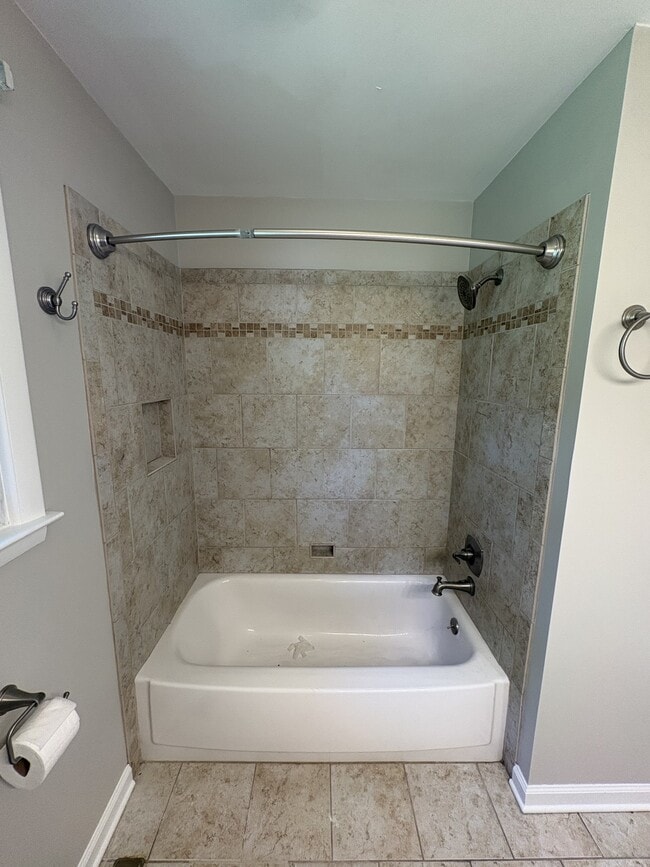 Building Photo - 529 Des Moines Dr