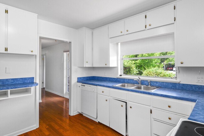 Building Photo - 2107 Brookview Dr