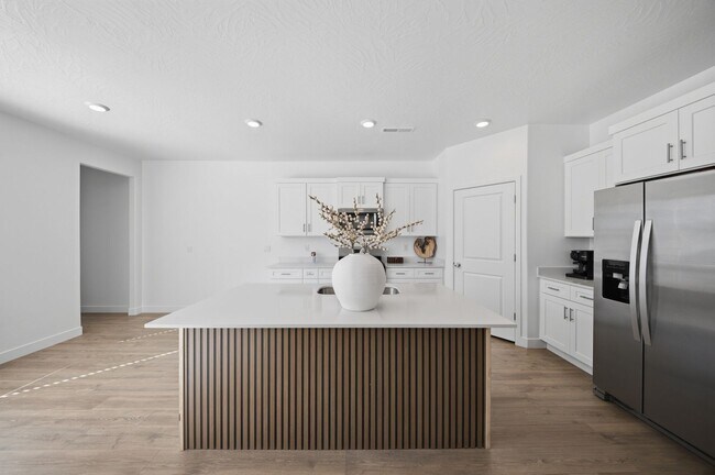 Building Photo - Extra Space, Extra Comfort! 5 Bedroom Home With Bonus Den in Long Valley!