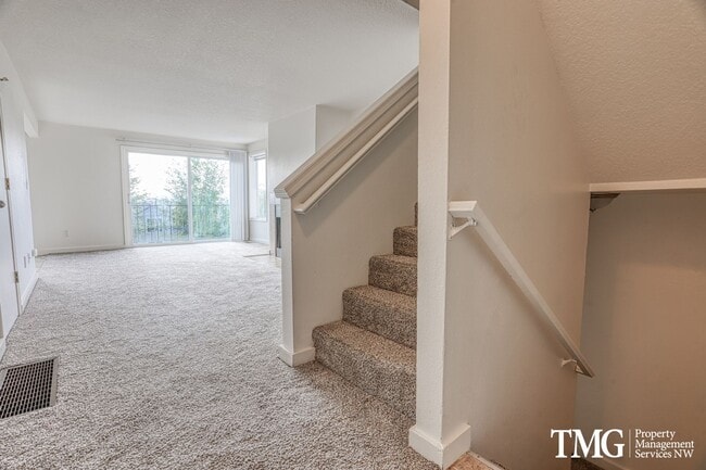 Building Photo - Spacious 4BR Townhome with AC, W/D, Garage...