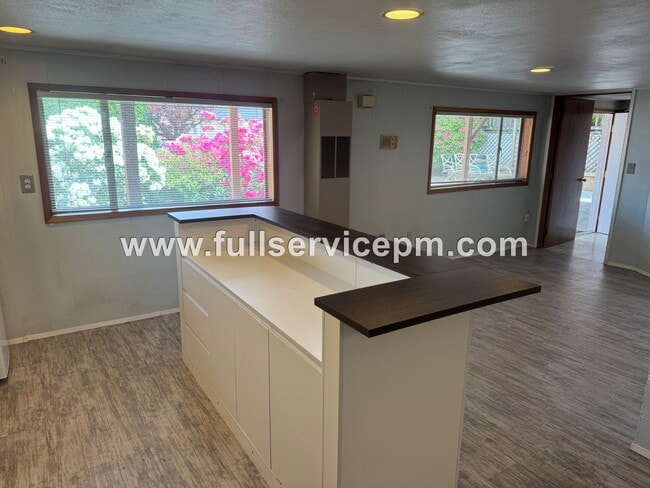 Building Photo - Lower basement studio unit in a house