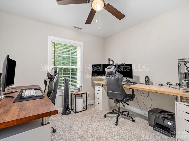 Building Photo - 1328 26th Ave NE