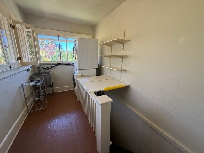 Building Photo - Fabulous Bankers Hill location 3 Bedroom Top-floor duplex unit
