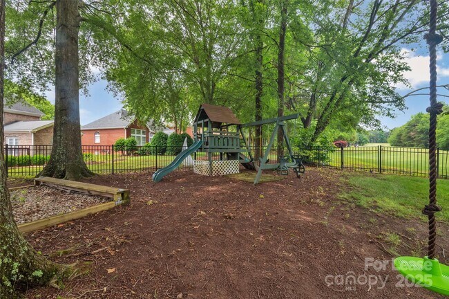 Building Photo - 15737 Agincourt Dr