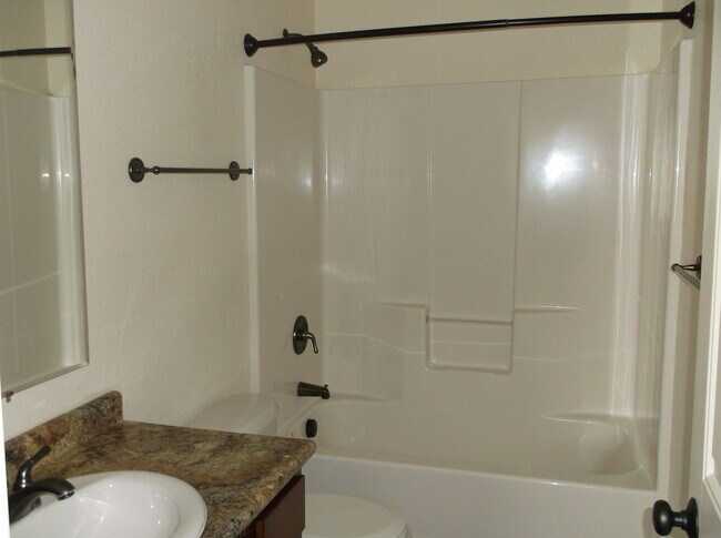 Building Photo - 3 BED 2.5 BATH SADDLE RIDGE TOWNHOUSE