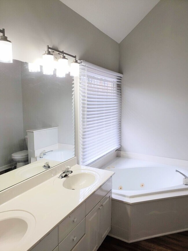 Building Photo - Beautiful 4BR Home In Established Neighborhood.