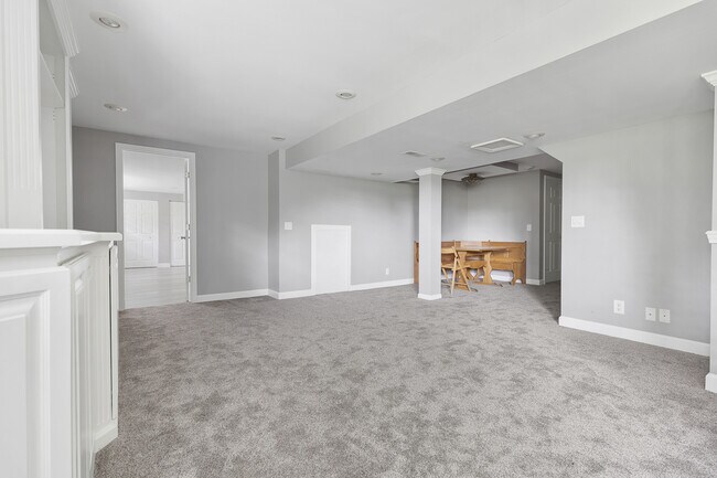 Building Photo - 683 Churchill Ln