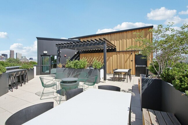 Building Photo - Urban 1-bedroom/ 1-bath Corner Unit in Cit...