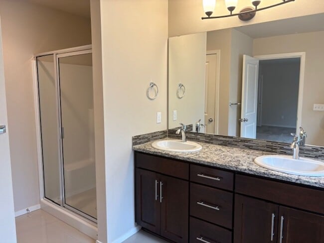 Building Photo - Beautiful 4-bedroom 2.5 bath home