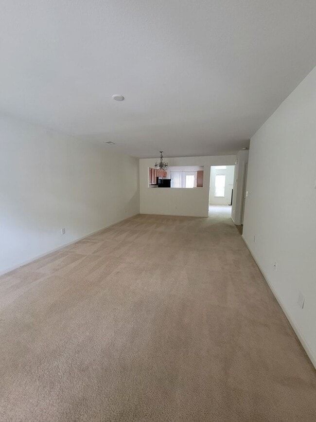 Building Photo - 3 BR townhome in Jamestown!