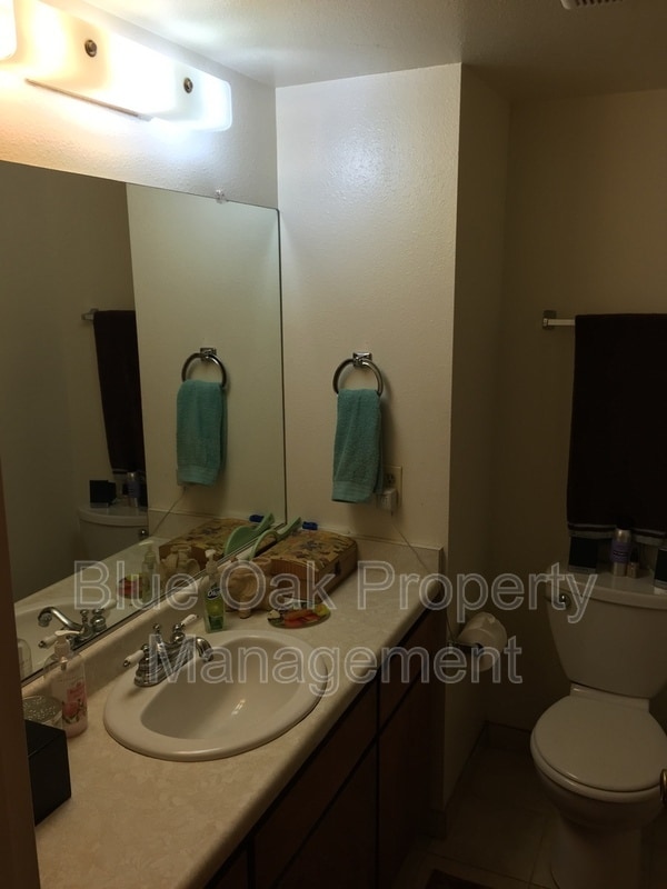 Building Photo - 1412 N Cherry St