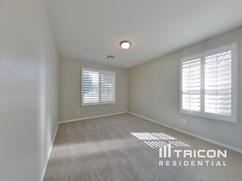 Building Photo - 44305 W McClelland Dr