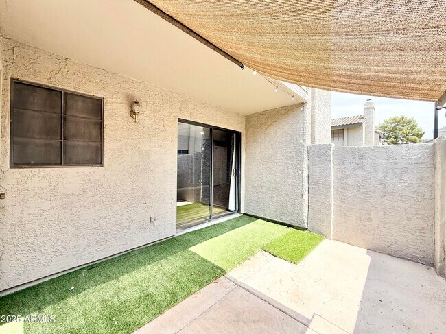 Building Photo - 533 W Guadalupe Rd