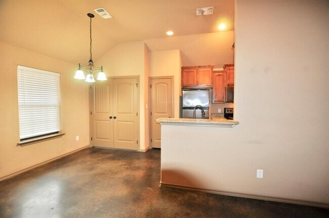Building Photo - 663 W Tarleton St