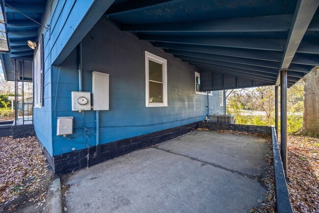 Building Photo - Freshly painted 3-bed, 2-bath home in the firestone are of Gastonia!