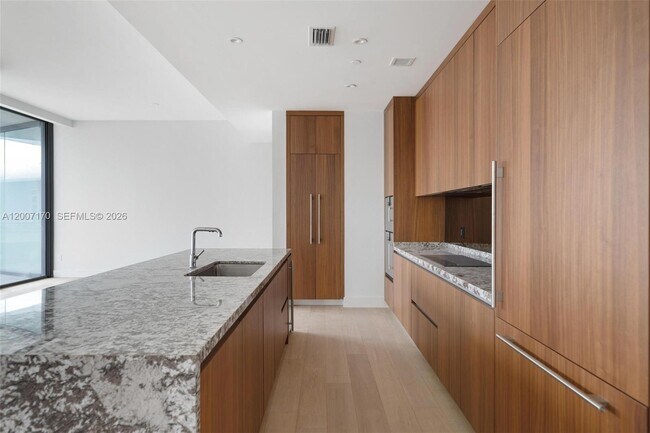 Building Photo - 175 SE 25th Rd