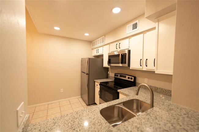 Building Photo - 2021 Spenwick Dr