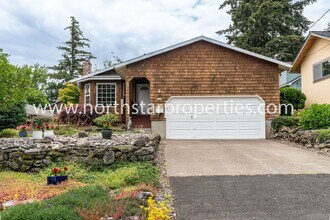 Building Photo - Impeccable Multnomah Village Bungalow