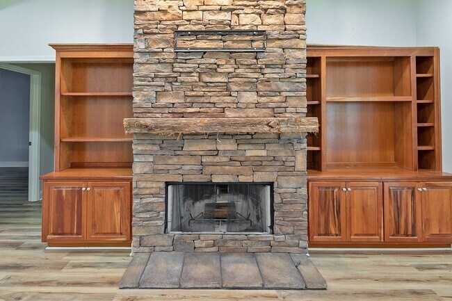 Building Photo - 55 Hickory Ln