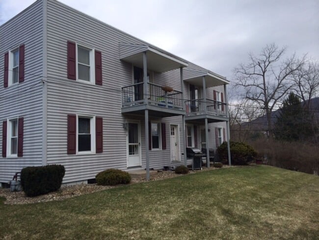 Building Photo - 2 bedroom, 1 bath Second Floor Apartment in Lemont