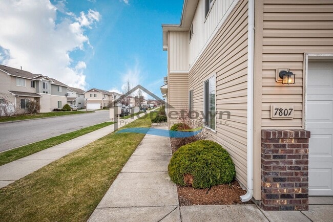 Building Photo - Townhouse Style Home with 3 Bedrooms, 2.5 Bathrooms, and a 2-Car Attached Garage Available in Coe...