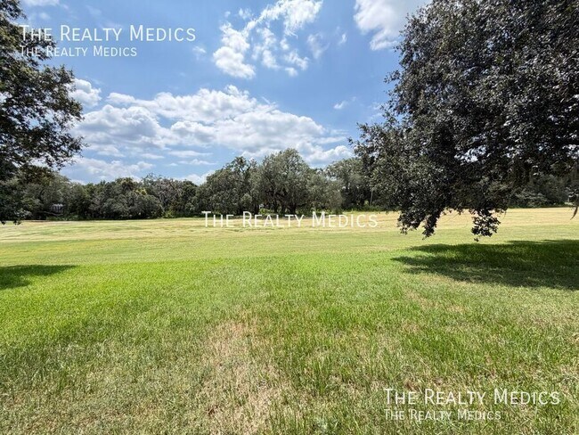 Building Photo - 1565 The Oaks Blvd